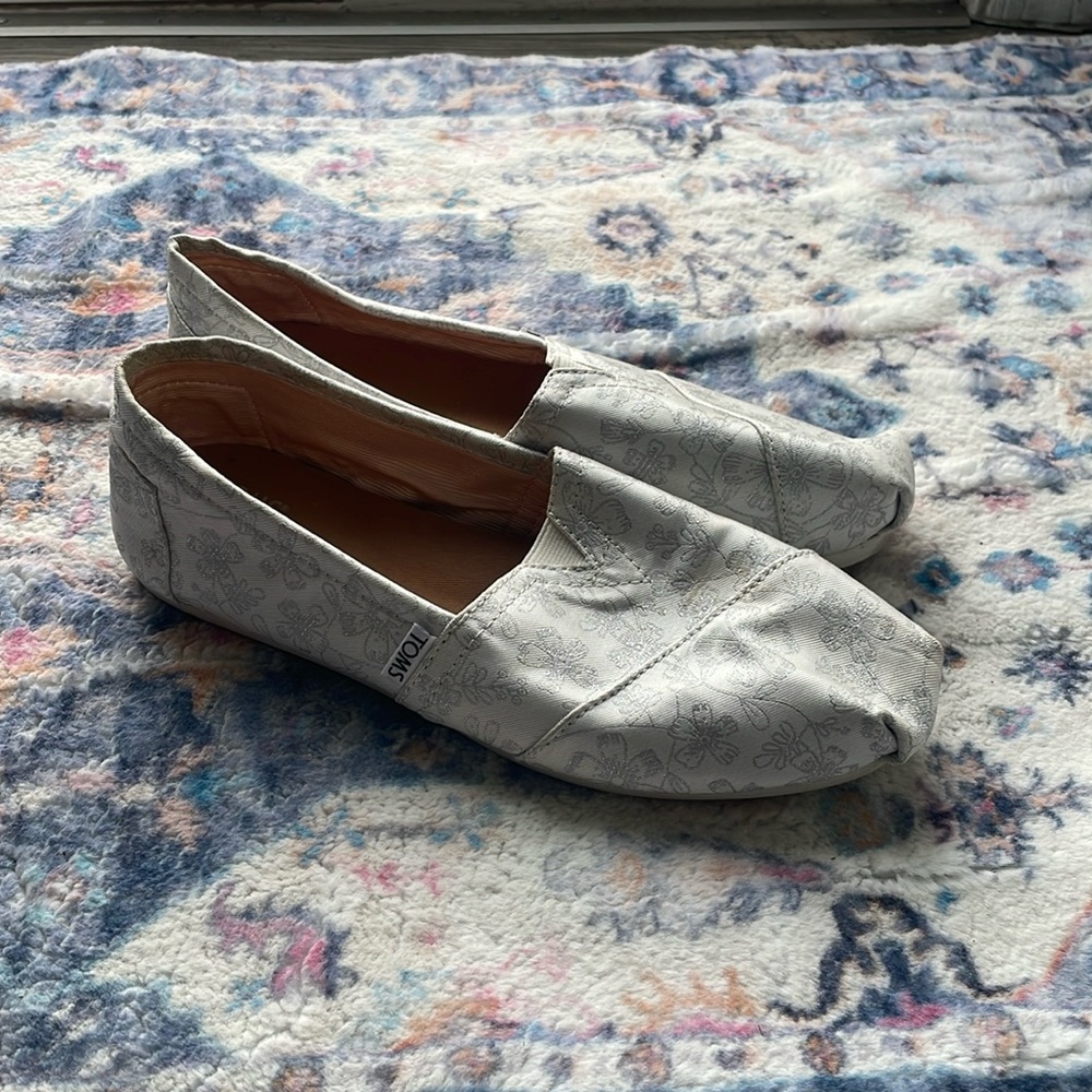 Toms women’s slip on silver floral shoes - size 8.5